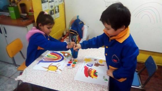 Niños concentrados en la creación de pintura libre en el taller de arte de Mi Rincón Mágico