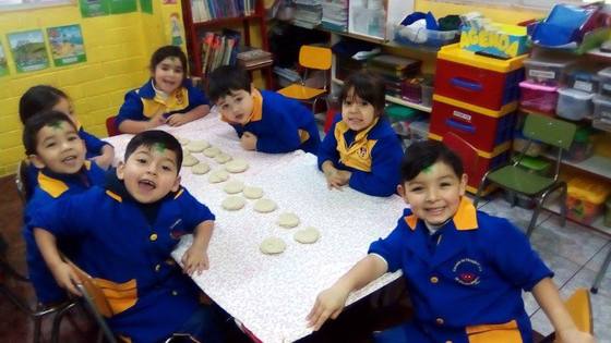 Niños mezclando ingredientes saludables en el taller de cocina pedagógica