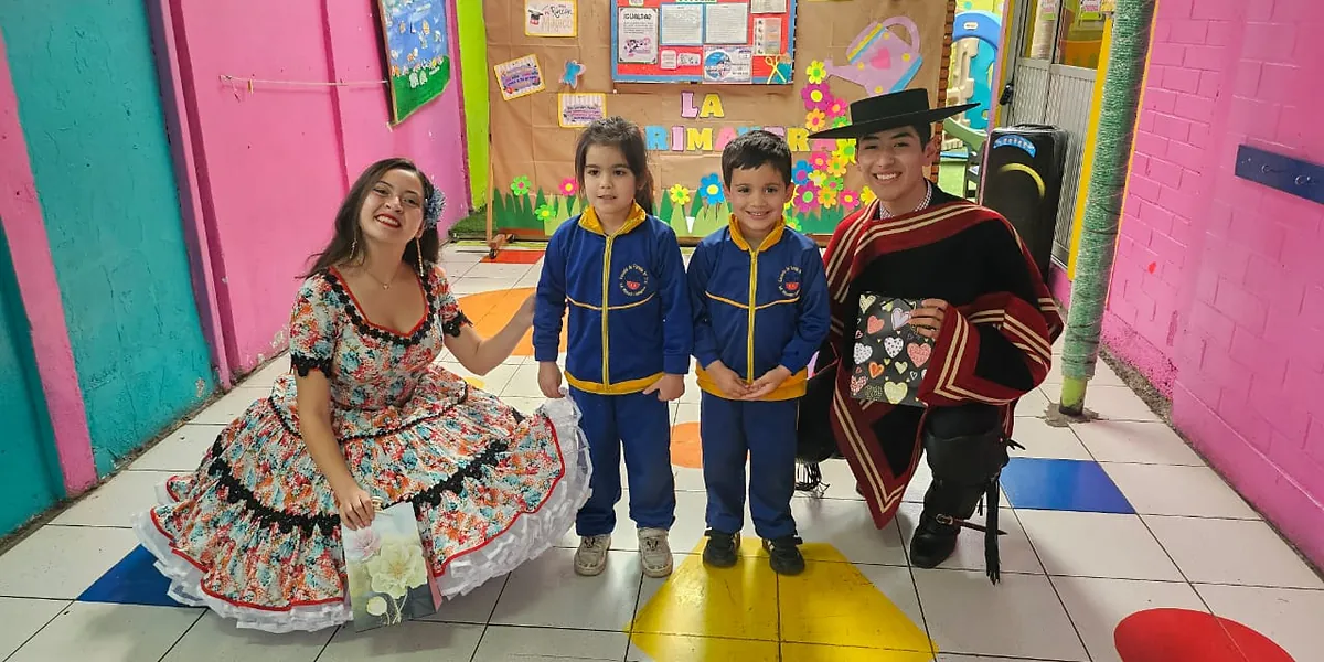 Educadores vestidos de china y huaso junto a dos párvulos en Fiestas Patrias