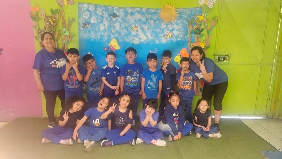 Curso de Kínder A de Mi Rincón Mágico con sus educadoras en un aniversario anterior