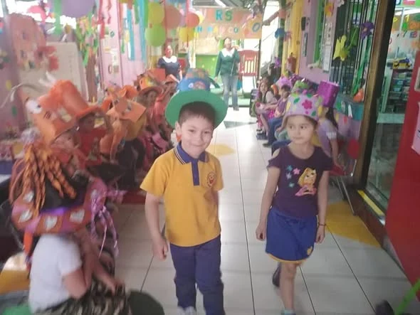 Párvulos con sombreros de colores en el aniversario 2019 de Mi Rincón Mágico