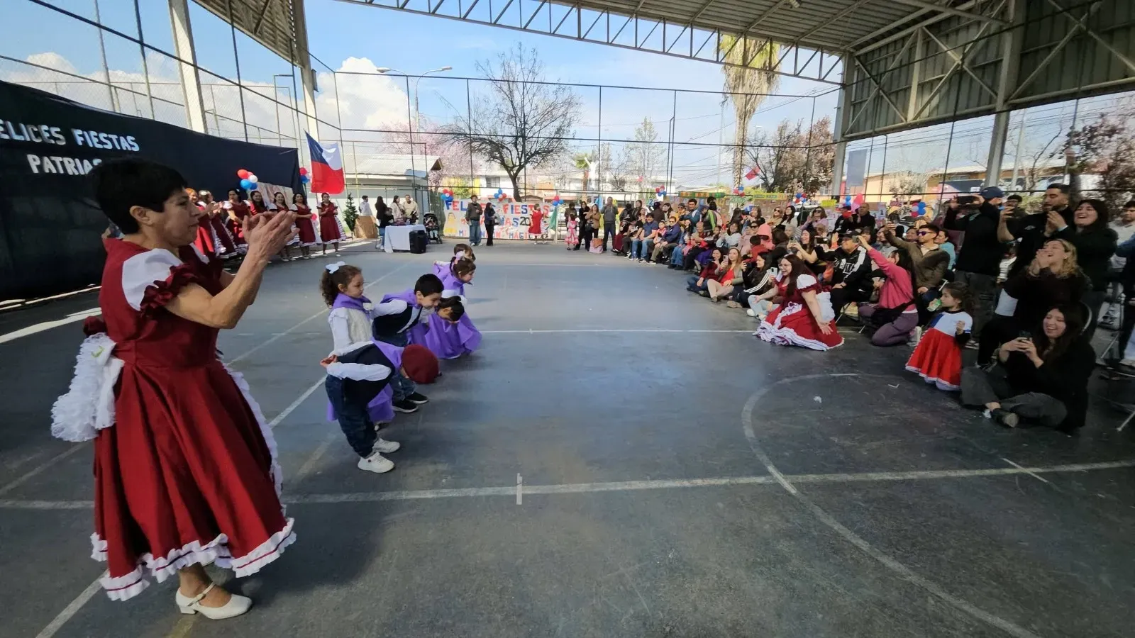 Párvulos bailando cueca junto a su educadora frente a las familias en la muestra folclórica 2026