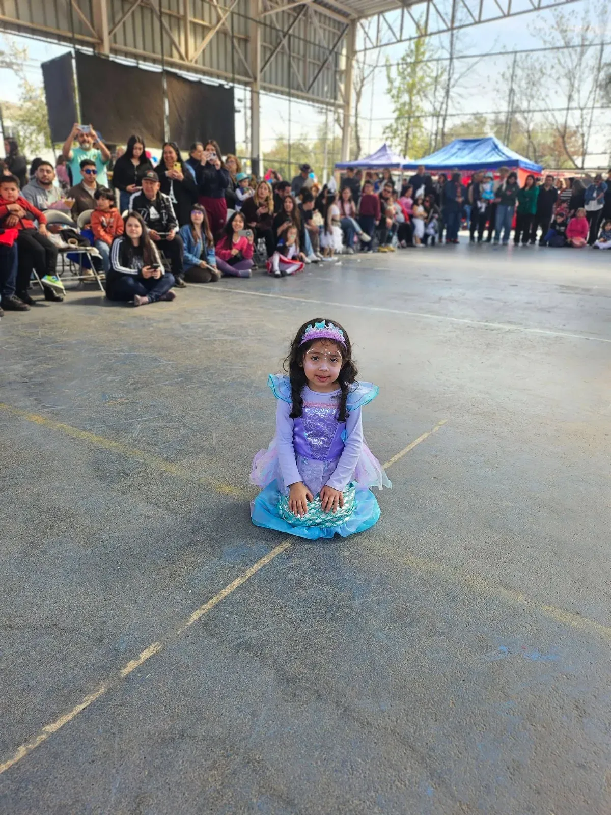Párvulo caracterizado en la presentación de danza chilena en la multicancha techada