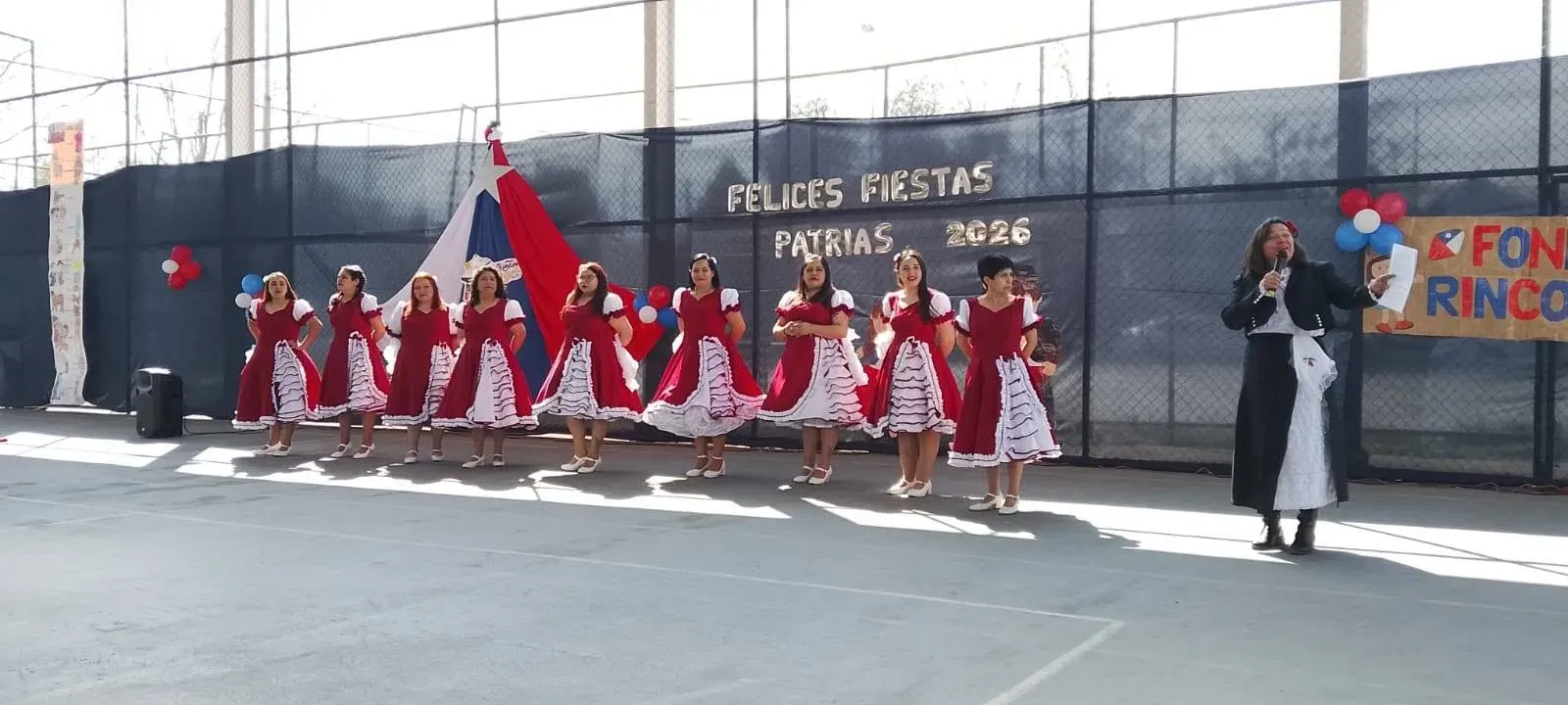 Educadoras de Mi Rincón Mágico vestidas de china y la directora animando la muestra folclórica de Fiestas Patrias